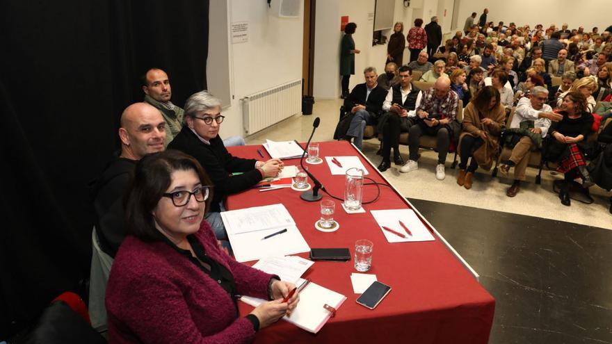 En primer término, Begoña Fernández, Monchu García, Ana González y César González, y, entre los asistentes a la asamblea, en primera fila por la derecha, Carmen Eva Pérez, Luis Manuel Flórez, «Floro», y Marina Pineda. | J. Plaza