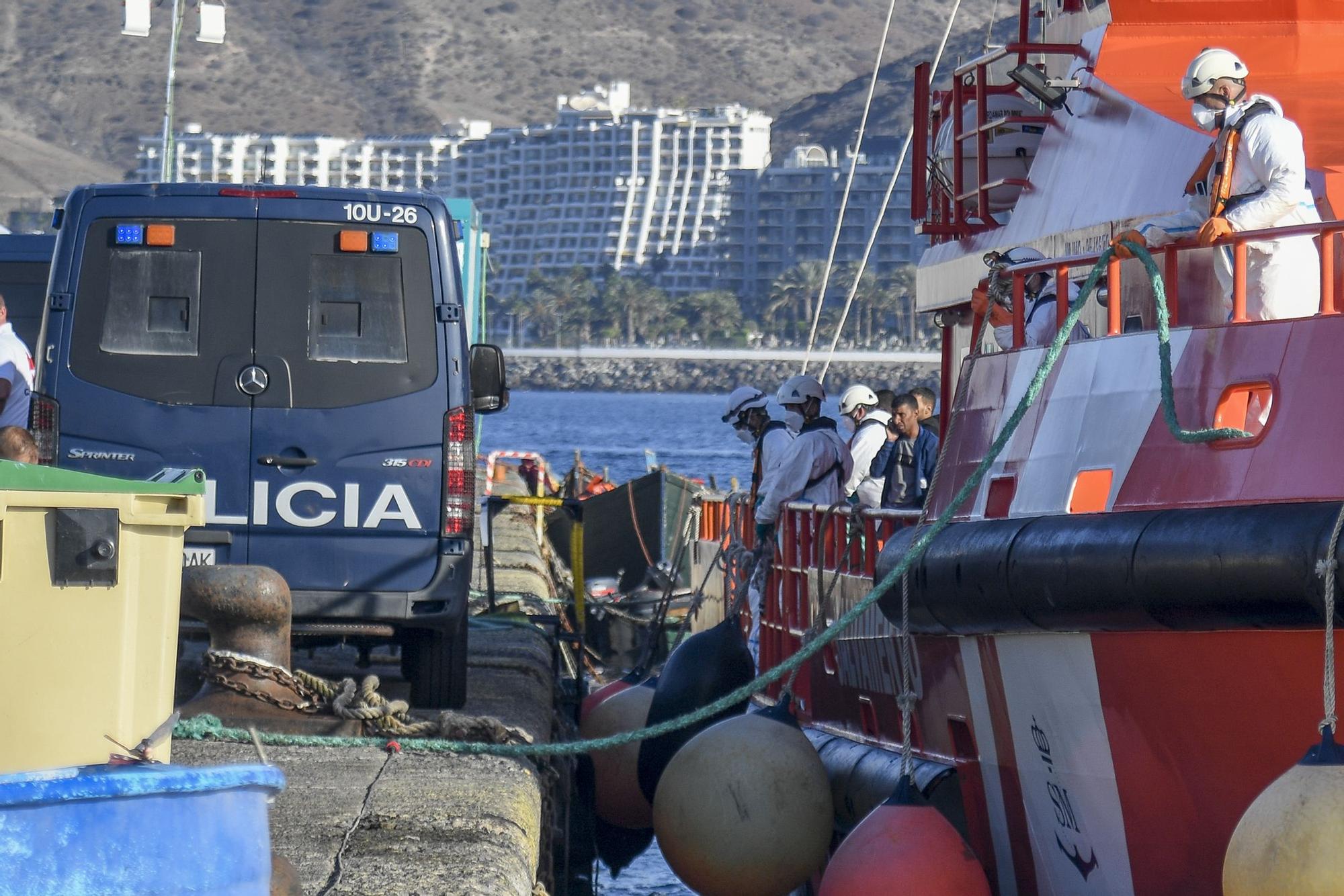 Escrivá visita el muelle de Arguineguín