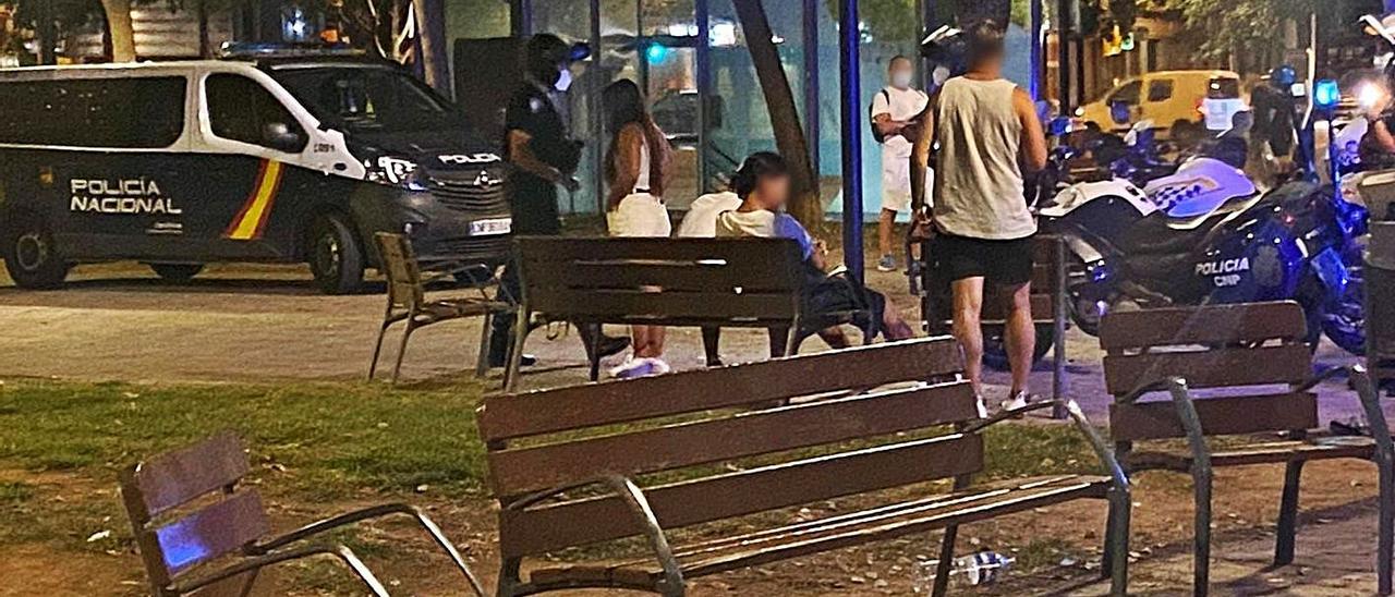 Imagen de archivo de una actuación policial contra un botellón el pasado verano en Palma.