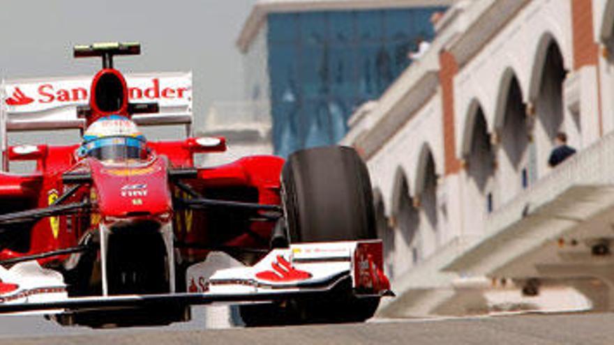 El piloto español de Fórmula Uno Fernando Alonso, de Ferrari, participa en la primera sesión de entrenamientos libres en el circuito Istanbul Park de Estambul (Turquía), hoy, 28 de mayo de 2010. El Gran Premio de Fórmula Uno se disputa el próximo día 30 de mayo.