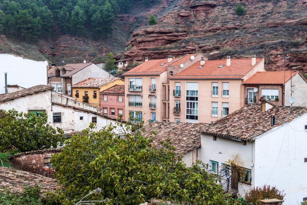 El pueblo de Nájera en la ladera de la montaña, en La Rioja