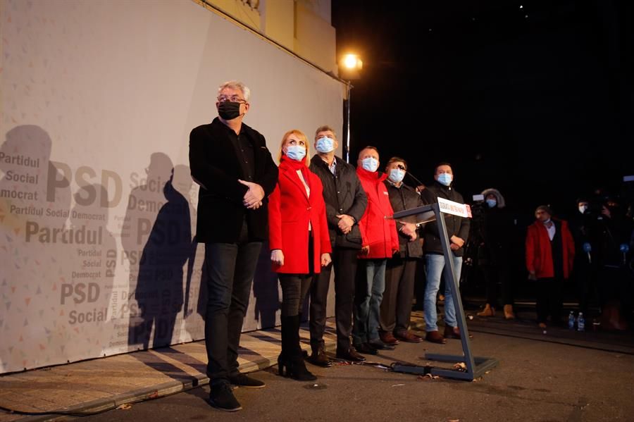 Los líderes socialdemócratas, durante la noche electoral en Bucarest.