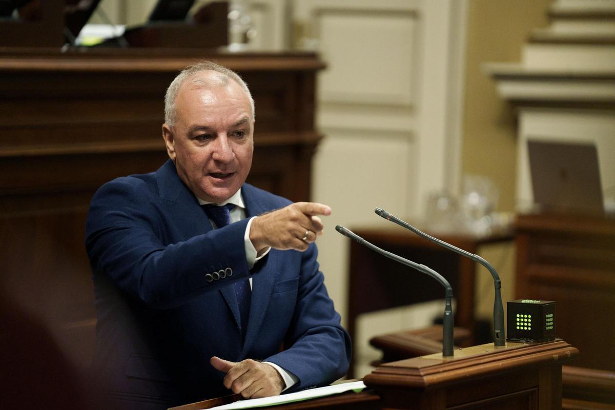 El portavoz de Nueva Canarias, Luis Campos, este miércoles en el pleno del Parlamento de Canarias.