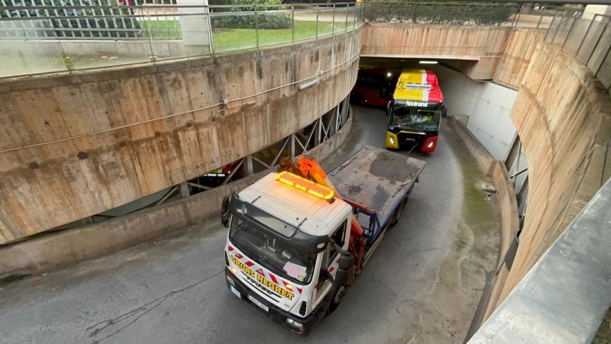 VÍDEO | Colapso en la Estación Intermodal de Palma por la avería de un autobús del TIB en la rampa de acceso