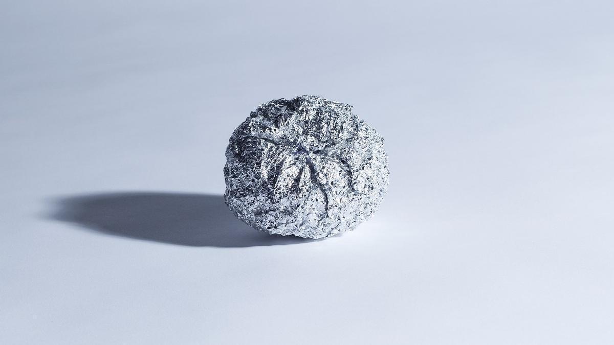 Meter bolas de papel aluminio en el congelador: el secreto simple pero efectivo que cada vez hace más gente