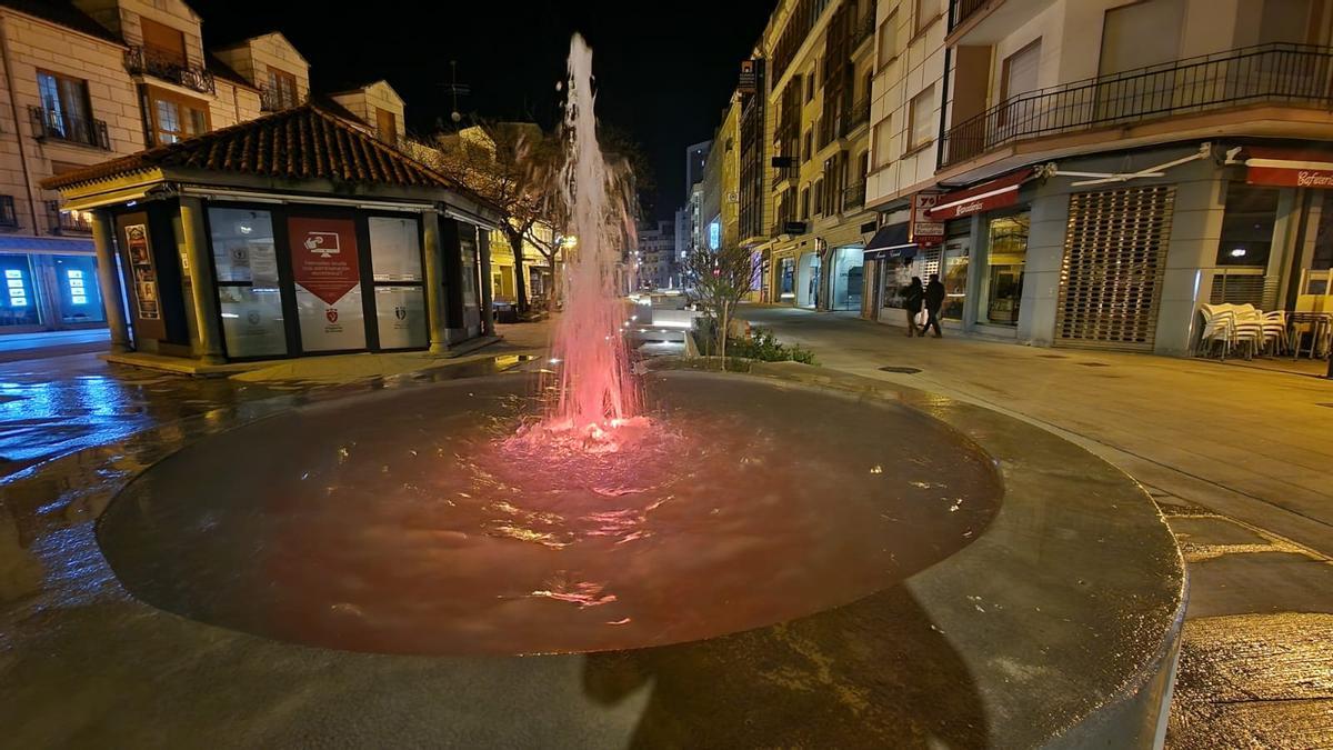 La iluminación nocturna de las fuentes.