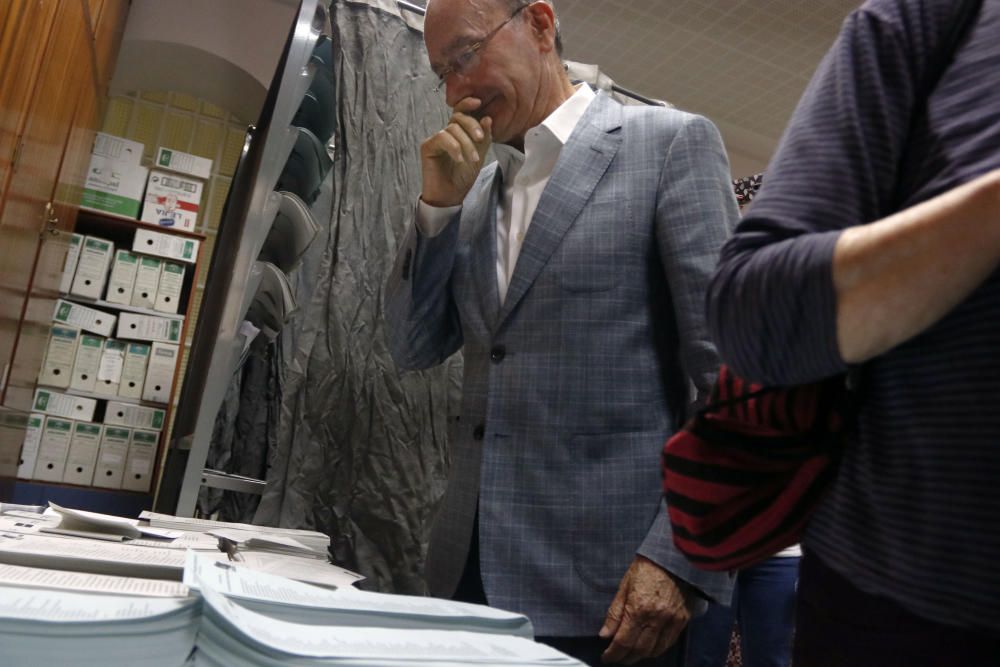 El alcalde de Málaga, Francisco de la Torre, ha votado a las 9.30 horas en el Palacio de la Tinta