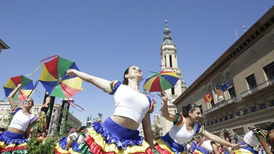 Los desfiles en la calle de los participantes del Eifolk son un derroche de color y baile.