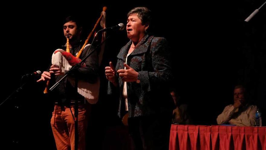 Adelita Fernández, junto al gaitero Pablo Carrera, durante su actuación en la segunda eliminatoria del Concurso de canción asturiana &quot;Cuenca del Nalón&quot;.