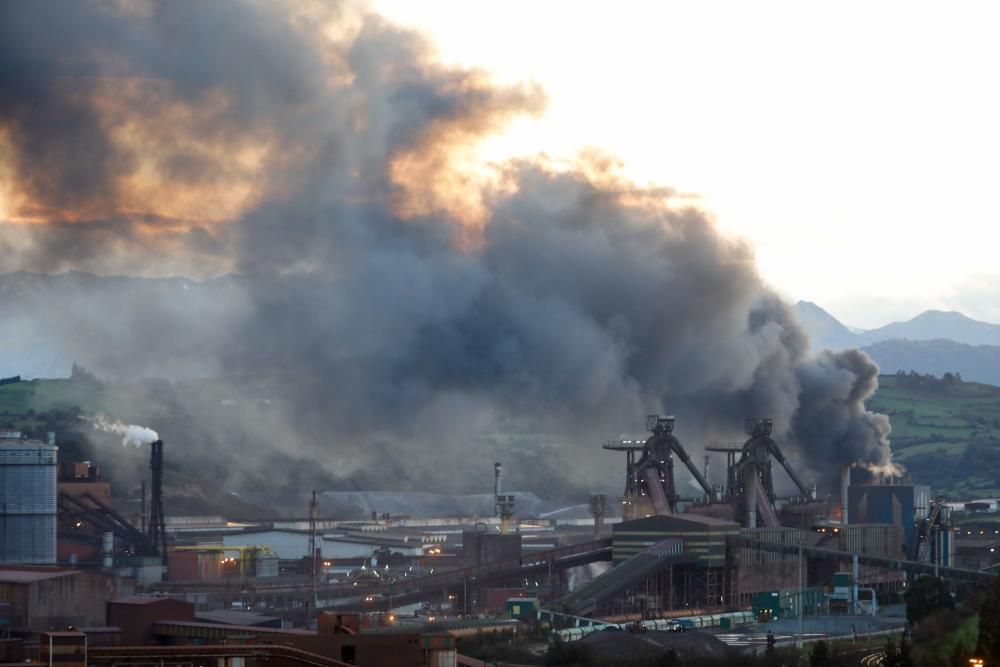 Incendio en un desguace de Gijón.