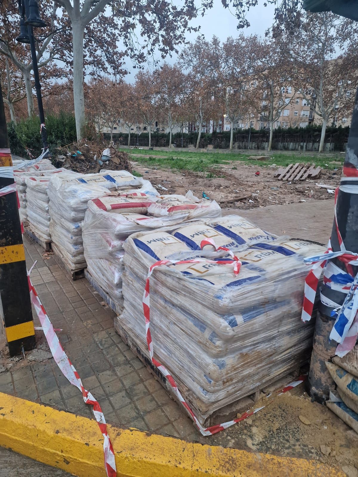 Diques de arena junto al barranco de la Saleta como prevención por la lluvia