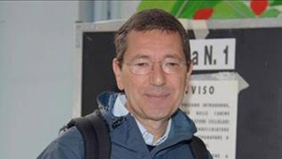 Ignazio Marino, candidado del PD, vota en Roma, este domingo.