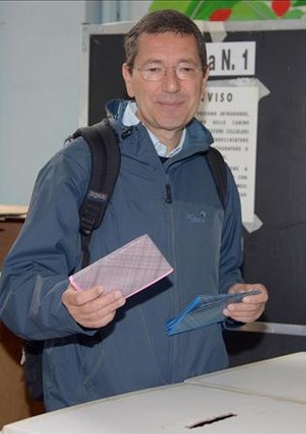 Ignazio Marino, candidado del PD, vota en Roma, este domingo.