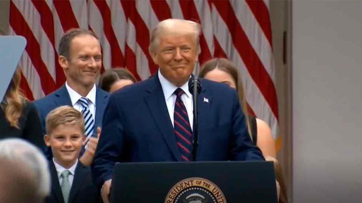 Trump inicia cuarentena tras conocer el resultado positivo por COVID-19 de su asesora