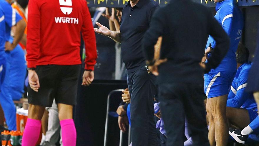 Ronald Koeman, en el centro, tras ver la tarjeta roja anoche en Cádiz. |  // REUTERS