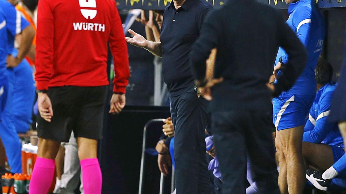 Ronald Koeman, en el centro, tras ver la tarjeta roja anoche en Cádiz. |  // REUTERS