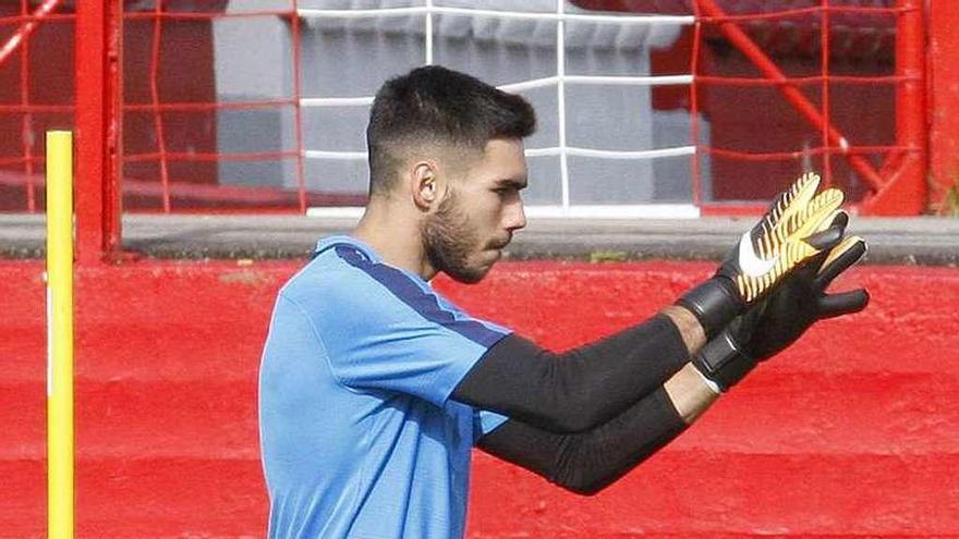 Dani Martín se prepara para blocar un balón.