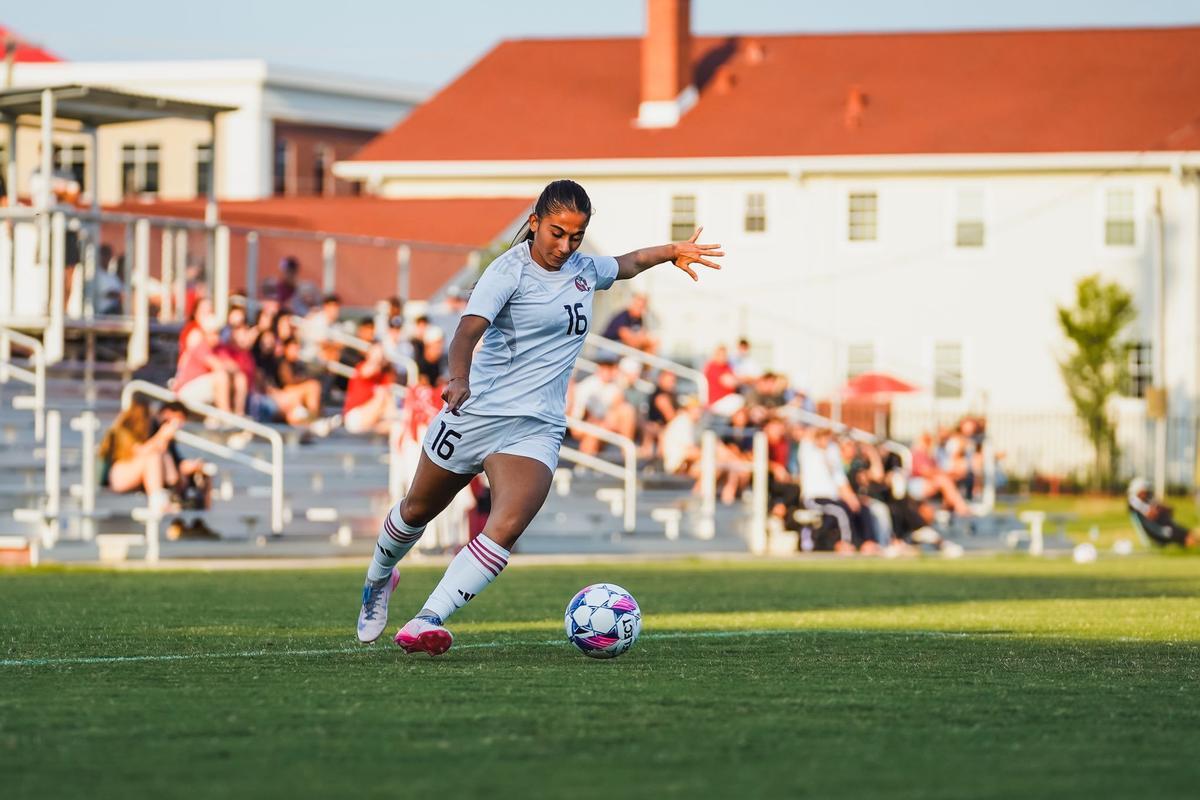 Paloma Garriga, antes de realizar un golpeo en un partido con la William Carey University.
