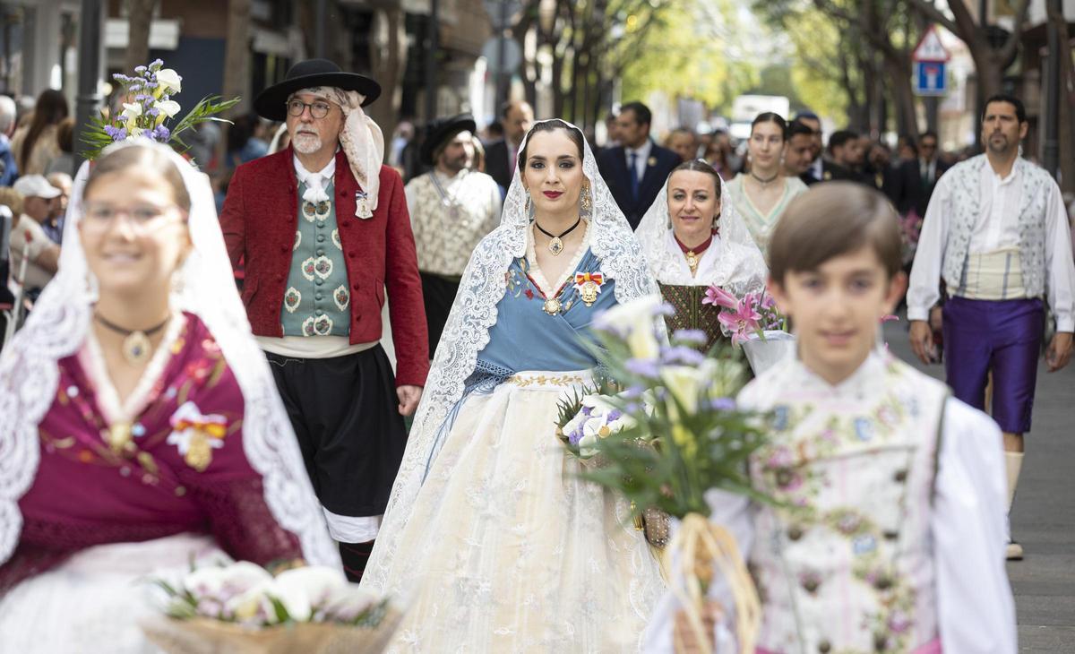 Las 20 comparsas le ofrendan flores al Santo Patrón en su día, este año el lunes 8 de abril.