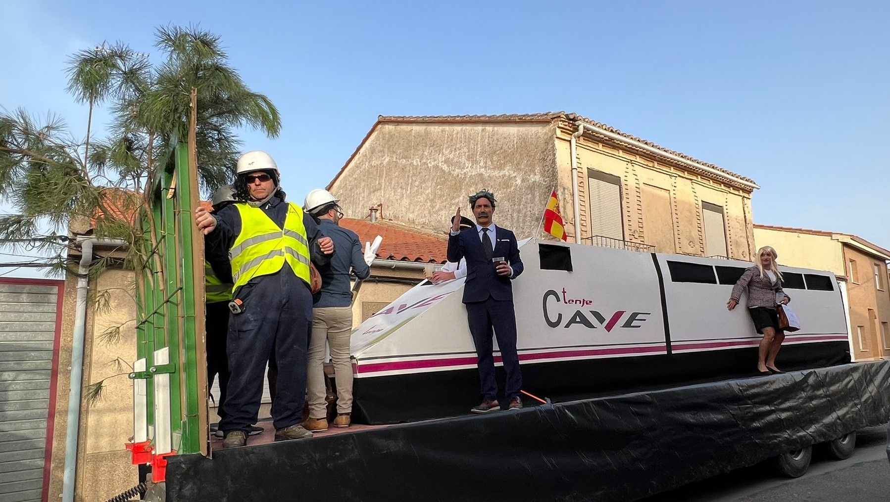 El gran tren de "Ten fe" (en lugar de Renfe) cerraba el desfile de carnaval de Villaralbo.