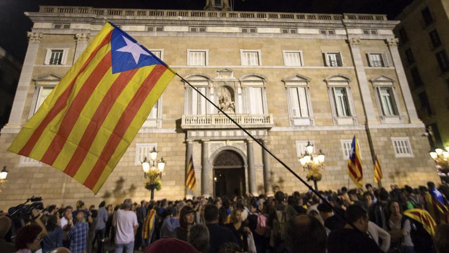 Un grup de ciutadans concentrats davant el Palau de la Generalitat