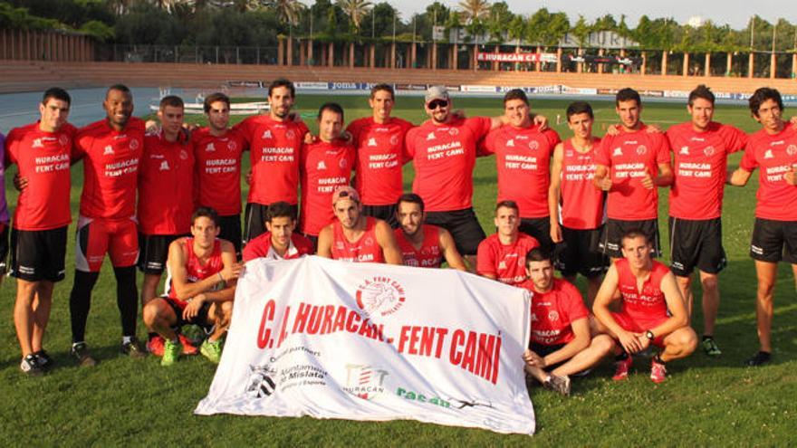 Los atletas de División de Honor del Club Atletismo Fent Camí de Mislata durante la pasada temporada