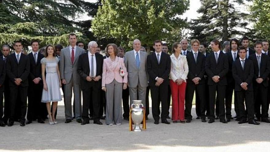 Los Reyes y los Príncipes de Asturias, durante la audiencia que ofrecieron hoy en el Palacio de la Zarzuela a la selección española de fútbol, que se ha proclamado campeona de Europa y que estuvo encabezada por el entrenador Luis Aragonés (6i)