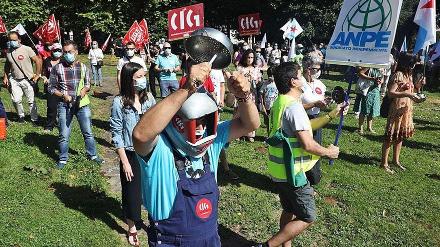 Protesta de los sindicatos de educación, ayer, en Santiago.