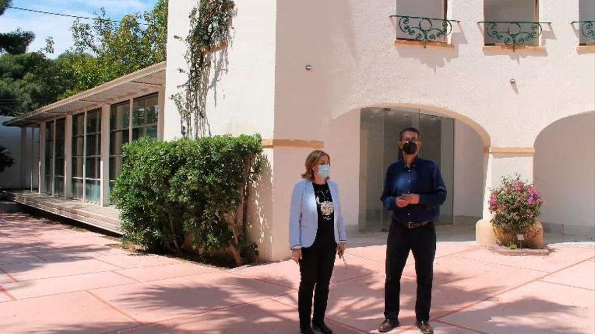 La alcaldesa de Benicàssim, Susana Marqués y el edil Javier Alonso en el exterior de Villa Elisa.