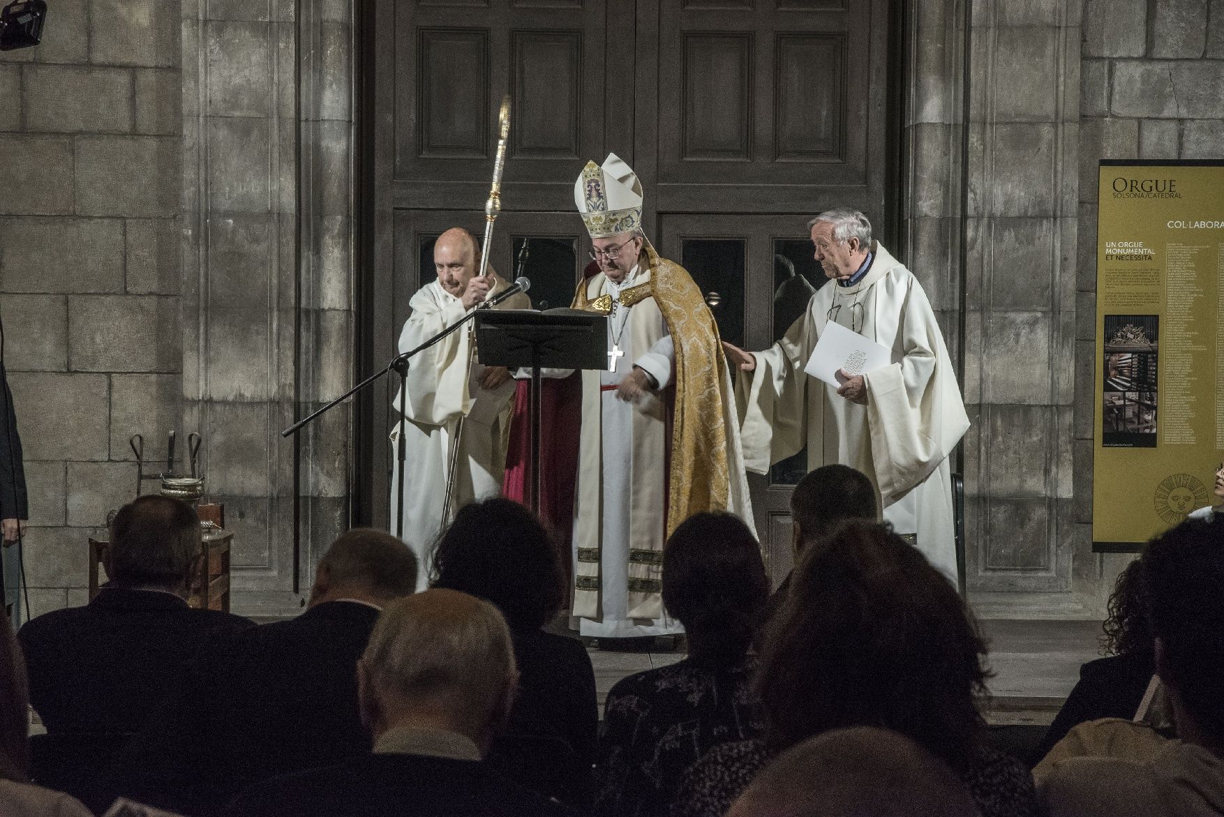 Una catedral plena a vessar dona la benvinguda al renovat orgue de Solsona