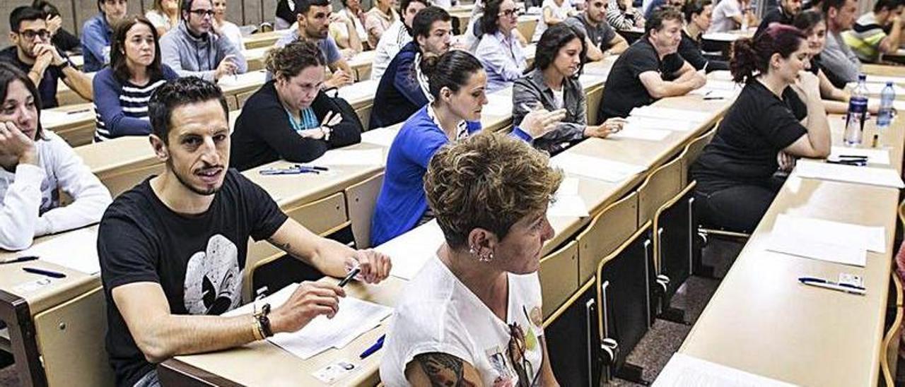 Profesores durante las oposiciones de Infantil y Primaria de junio de 2019, en la Facultad de Geología. | Irma Collín