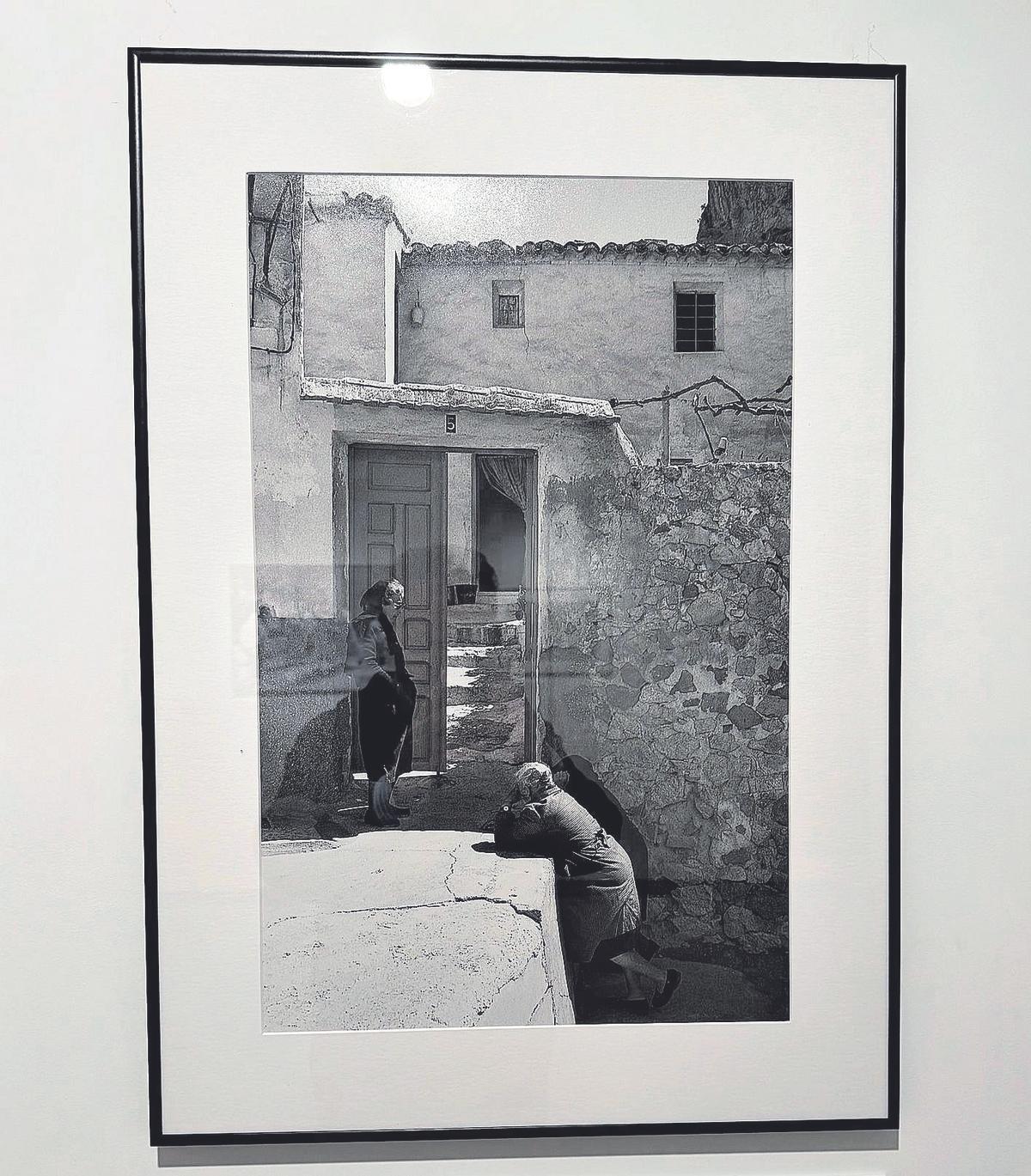 Tres vecinas del pueblo de Ricote comparten confidencias durante la mañana (1996).