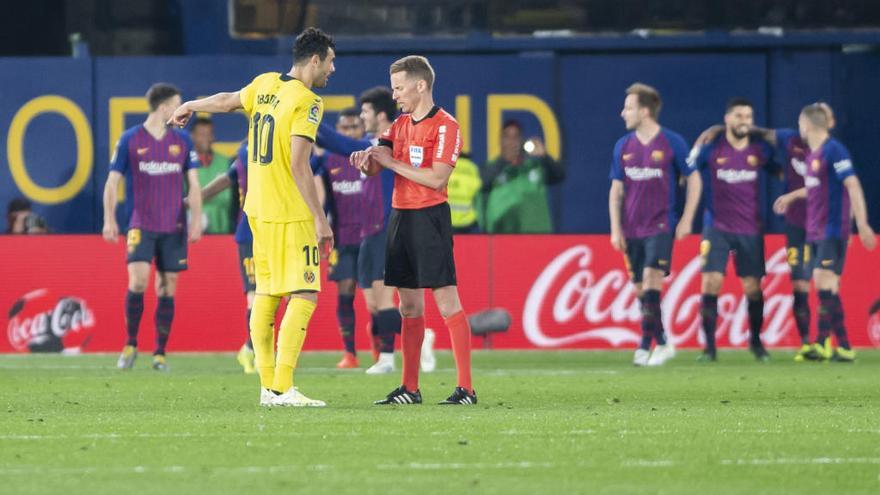 Iborra reclama al árbitro una acción del partido contra el Barcelona.