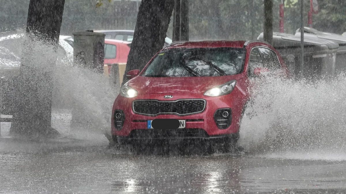 Un coche salpica al circular por un gran charco en Barcelona, el pasado día 8.