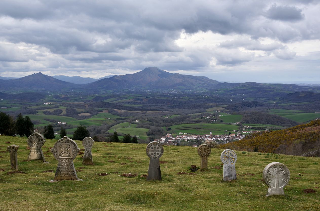 Lápidas con estelas discoidales vascas en Ainhoa.