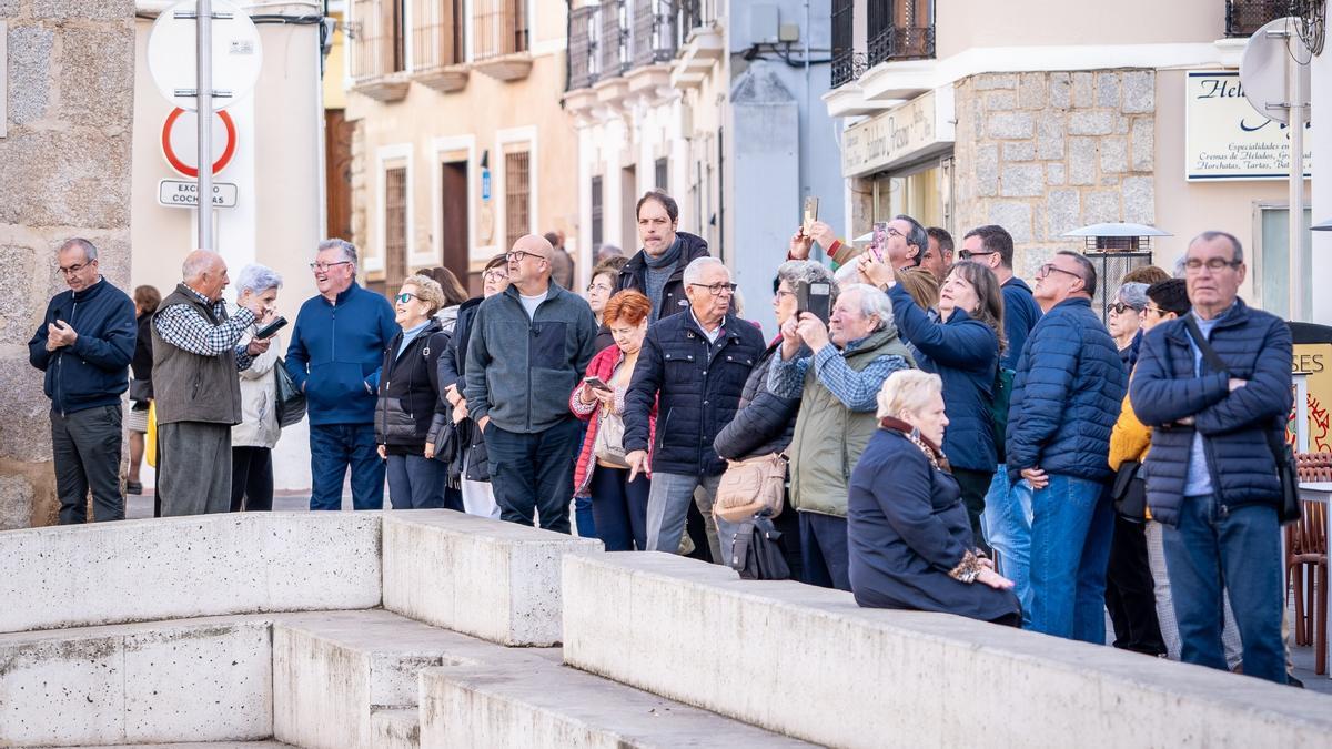 Turistas visitando los monumentos extremeños.
