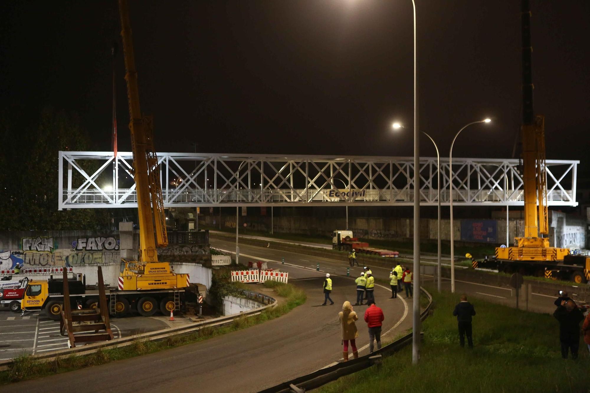 Corte de tráfico nocturno en Alfonso Molina para la instalación de la pasarela de Pedralonga