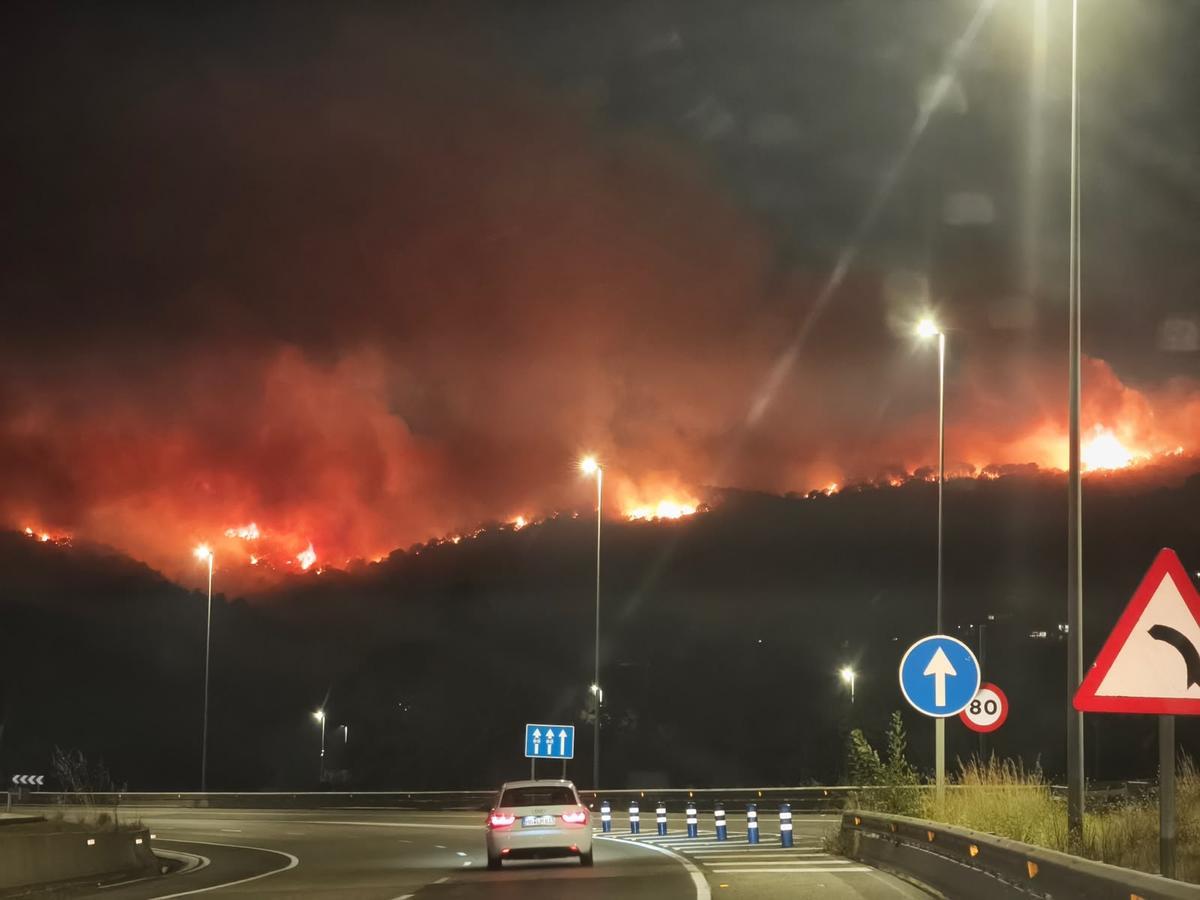 El incendio de la Bisbal de l'Empordà, visto desde Calonge