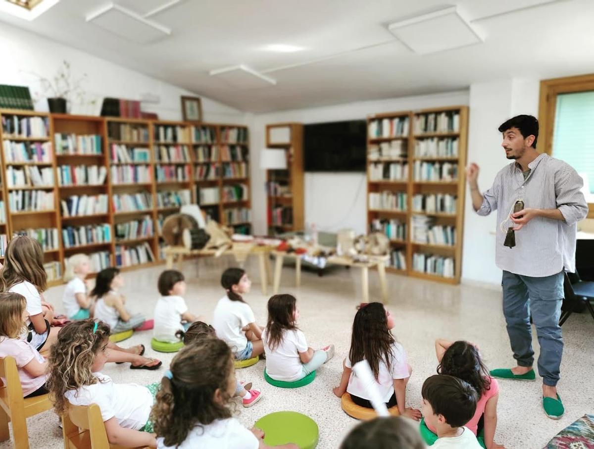 El músic i professor Càndid Trujillo impartint un taller de música tradicional de Mallorca a una escola | C.T.