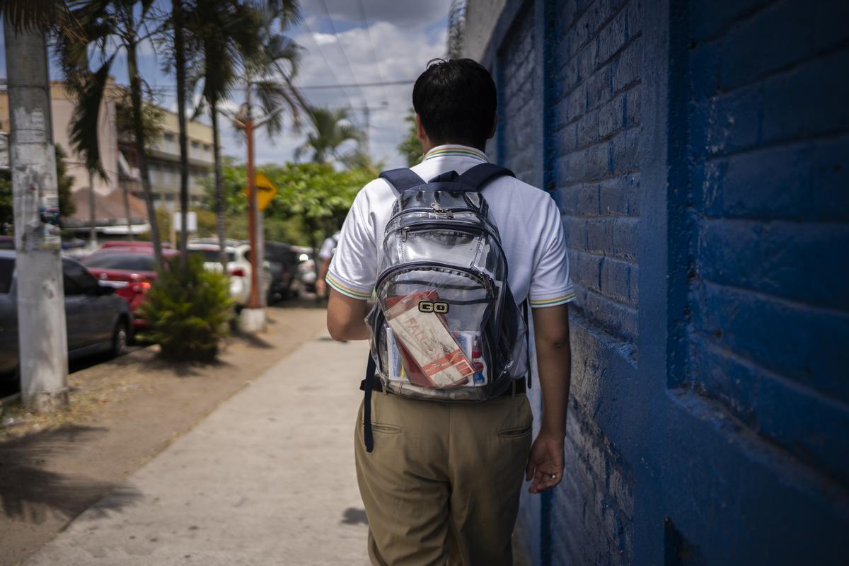 Un alumno de un IES con su mochila transparente en San Salvador.