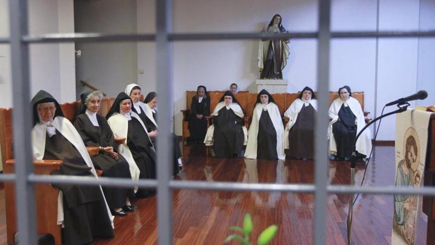 Hermanas de otras comunidades carmelitas acudieron ayer a acompañar a las ocho ourensanas en su despedida del convento que cerrará sus puertas.   | // IÑAKI OSORIO