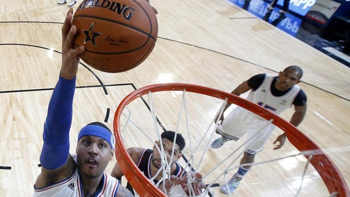 Carmelo Anthony entra a canasta durante el Partido de las Estrellas en el Madison Square Garden