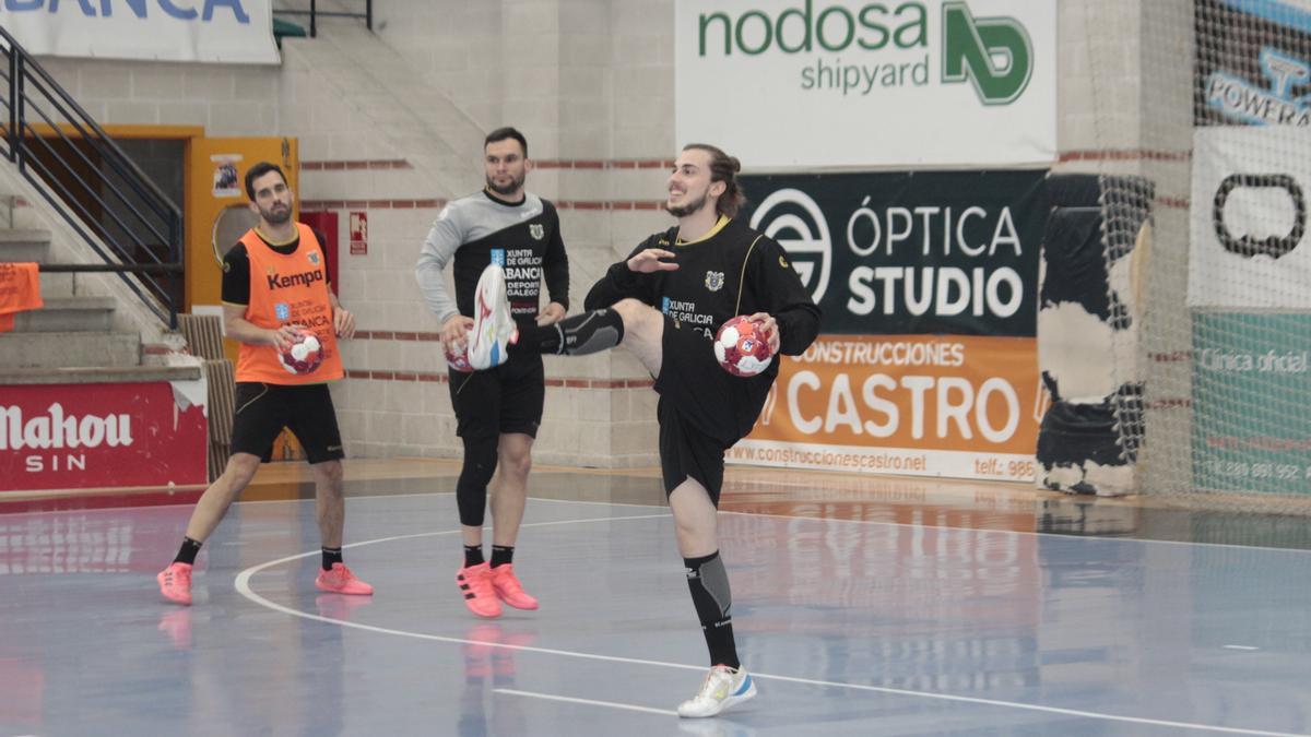 Menduiña, Moisés y Villoria en el último entrenamiento del Cangas antes de confinarse.