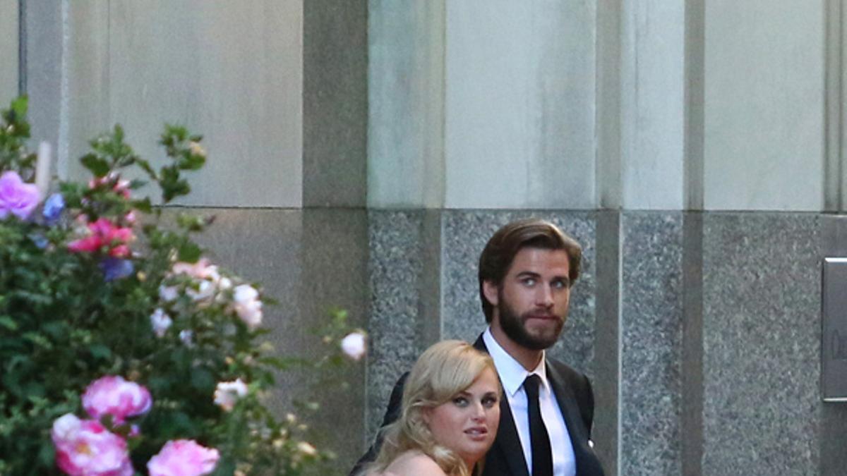 Rebel Wilson y Liam Hemsworth en el rodaje de su próxima película