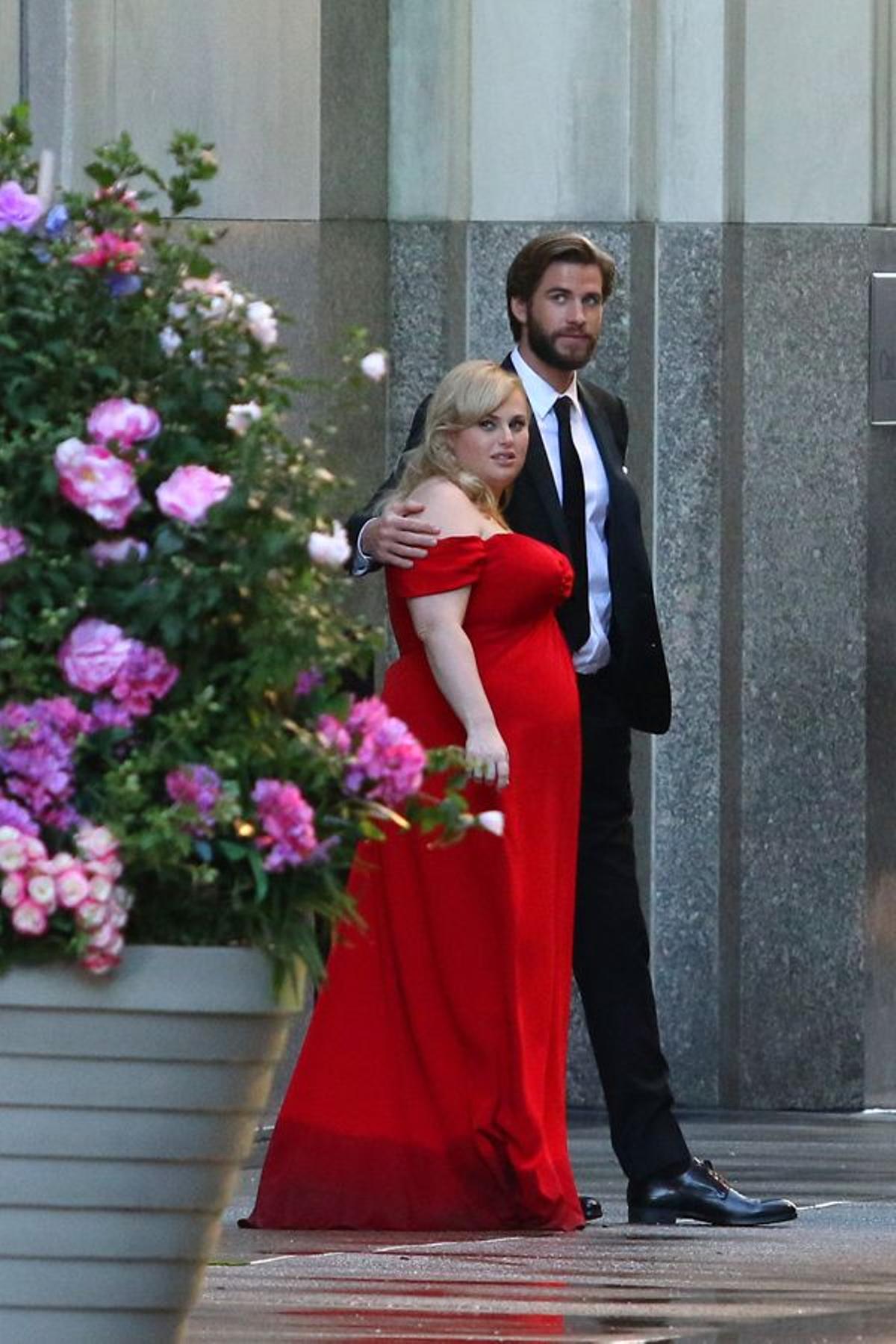 Rebel Wilson y Liam Hemsworth en el rodaje de su próxima película