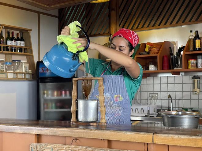 Chorreando café en Reserva Santa Juana, en la provincia de Puntarenas.