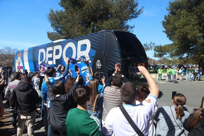 La llegada del Deportivo y ambiente previo al derbi con el Racing de Ferrol en A Malata
