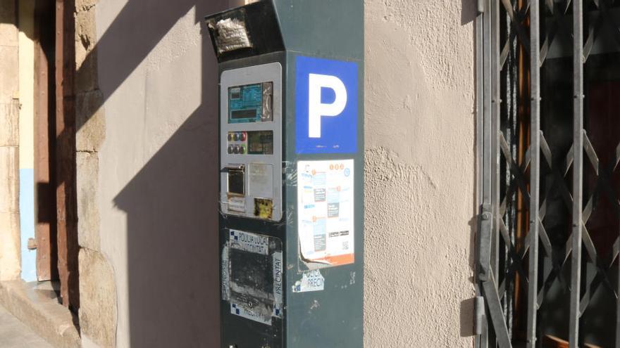 Un parquímetre de la Bisbal amb les restes del precinte de la policia per un sabotatge.