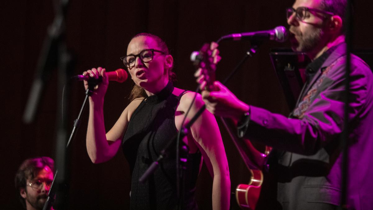 Leonor Watling y Leo Sidran, durante su concierto en el Festival de Jazz de Barcelona, este 30 de octubre.