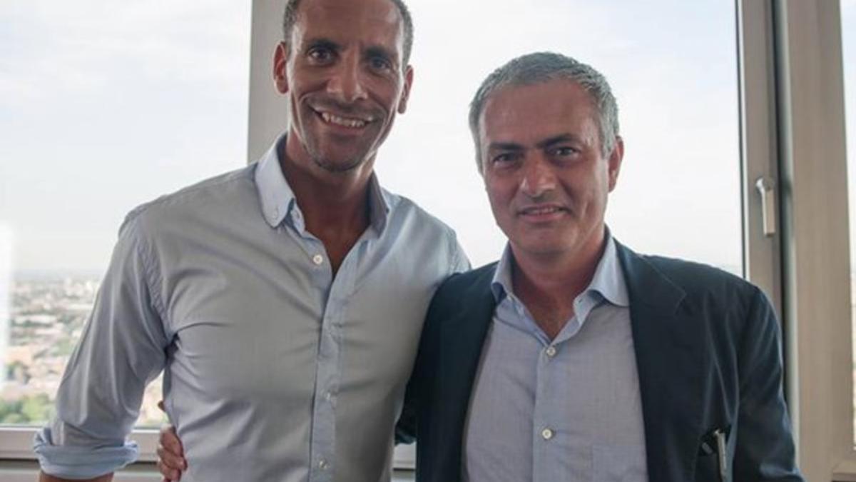 José Mourinho junto a Río Ferdinand en Manchester